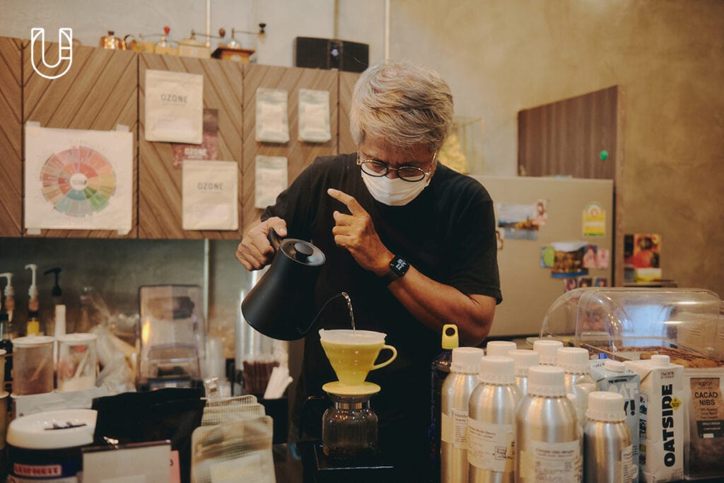 เชา-ชวลิต จริตธรรม เจ้าของร้าน PaPa' Chao Cafe กำลังชงกาแฟ