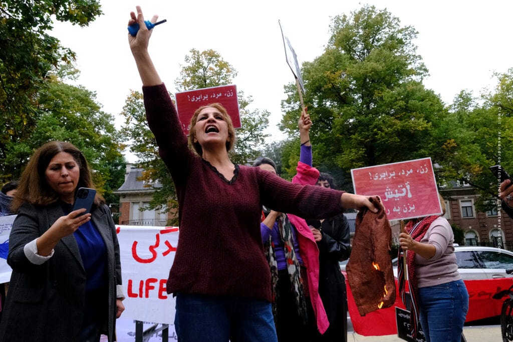 ผู้หญิงอิหร่านนำประท้วงใหญ่ในรอบ 40 ปี เรียกร้องสิทธิสตรี เสรีภาพ และขับไล่รัฐบาลเผด็จการ