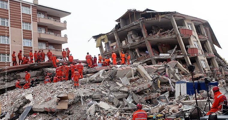 อาคารถล่มในตุรกี เพราะแผ่นดินไหวหนัก หรือโครงสร้างไม่ได้มาตรฐาน?