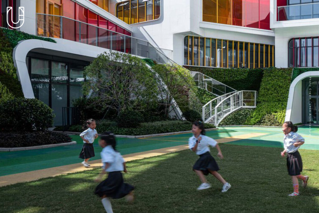 KINCANG โรงเรียนอนุบาลที่ได้ไอเดียจาก ‘พ่อมดแห่งเมืองออซ’ อาคารเป็นทรงกระท่อม มีอุโมงค์สีเขียว และสวนริมน้ำ