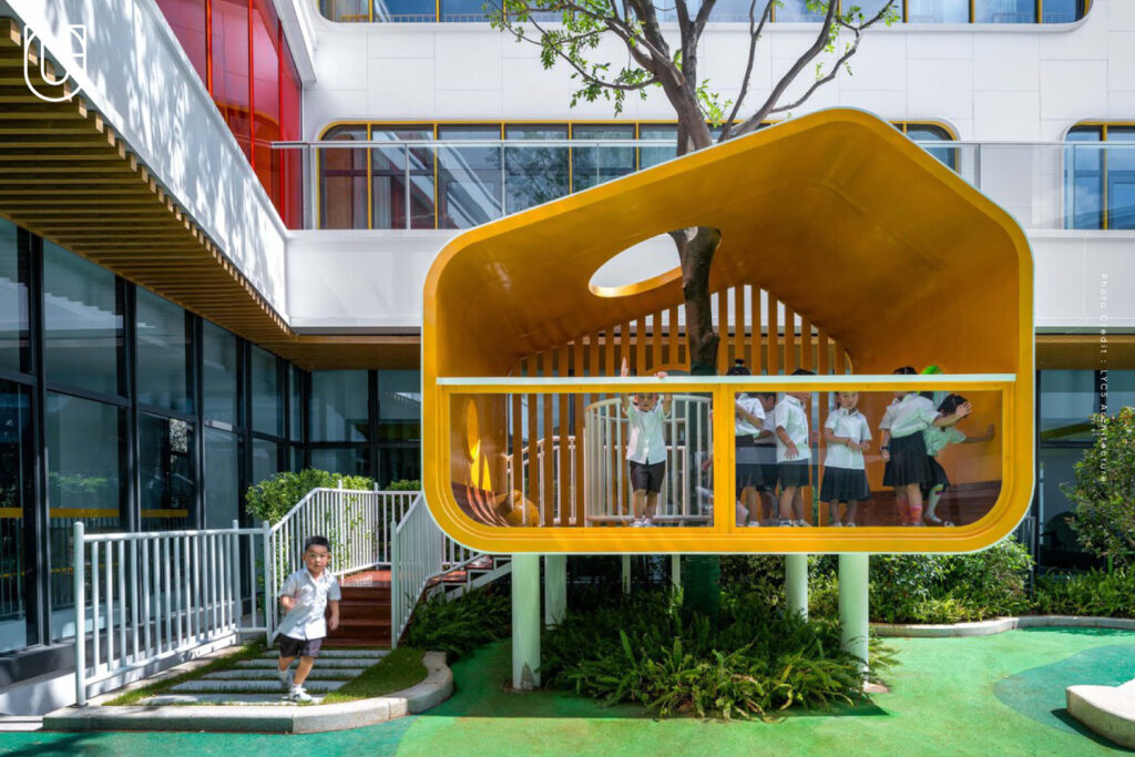 KINCANG โรงเรียนอนุบาลที่ได้ไอเดียจาก ‘พ่อมดแห่งเมืองออซ’ อาคารเป็นทรงกระท่อม มีอุโมงค์สีเขียว และสวนริมน้ำ