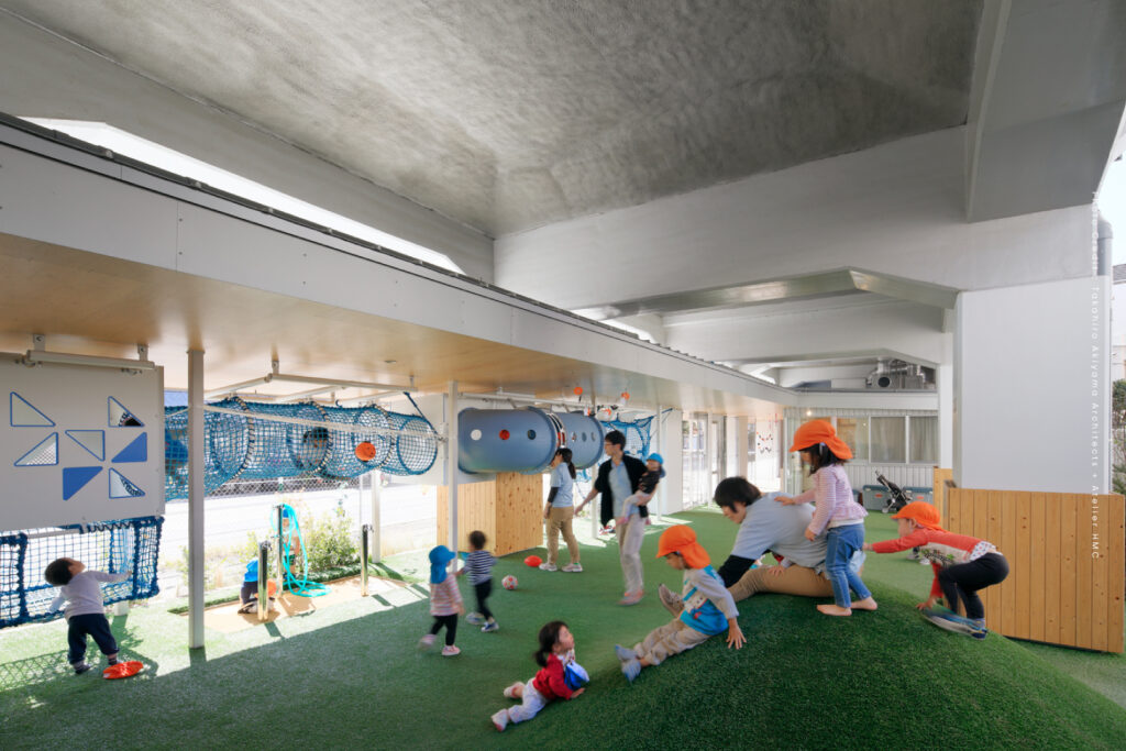 โรงเรียนอนุบาลใต้ทางรถไฟยกระดับในโตเกียว บรรยากาศอบอุ่น มีสนามเด็กเล่นกึ่งกลางแจ้ง ไอเดียเปลี่ยนพื้นที่รกร้างให้มีประโยชน์และปลอดภัย