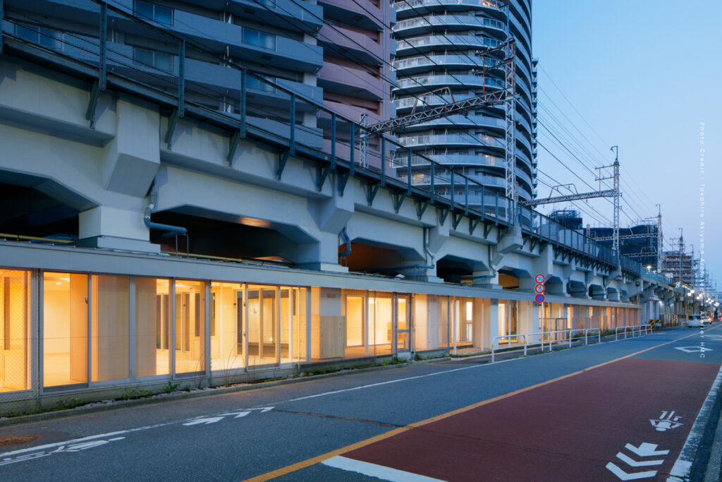 โรงเรียนอนุบาลใต้ทางรถไฟยกระดับในโตเกียว บรรยากาศอบอุ่น มีสนามเด็กเล่นกึ่งกลางแจ้ง ไอเดียเปลี่ยนพื้นที่รกร้างให้มีประโยชน์และปลอดภัย