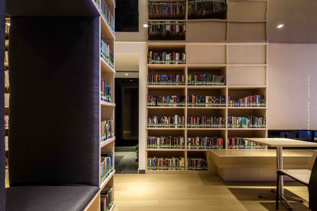 Read Cafe คาเฟ่ห้องสมุดในประเทศจีนที่ผสมผสานสารพัดเครื่องดื่มเข้ากับชั้นหนังสือ