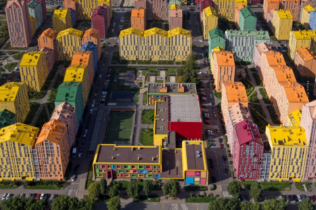 Comfort Town ย่านที่อยู่อาศัยสีสันสดใสในยูเครน ออกแบบให้เป็นบล็อก พร้อมสาธารณูปโภคครบครัน