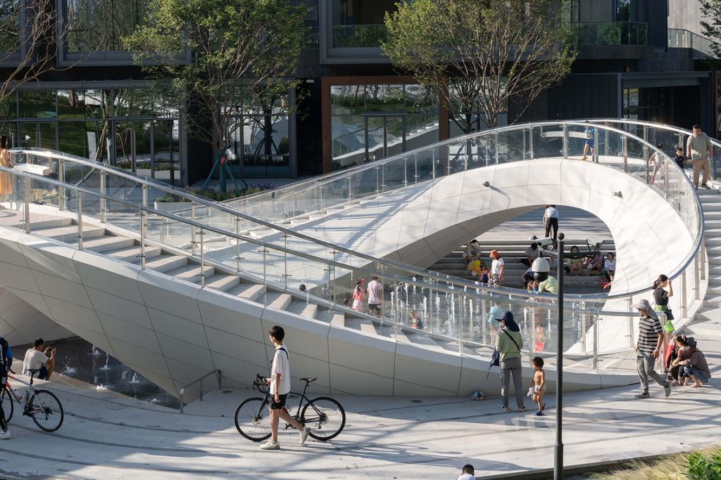 Waterline Park สวนน้ำสาธารณะในเมืองเฉิงตู ที่ได้แรงบันดาลใจจากแหล่งน้ำตามธรรมชาติ 