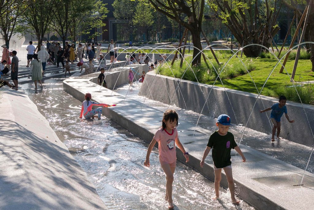 Waterline Park สวนน้ำสาธารณะในเมืองเฉิงตู ที่ได้แรงบันดาลใจจากแหล่งน้ำตามธรรมชาติ 