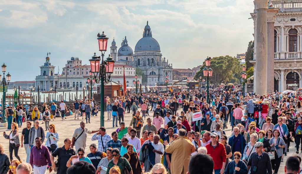 เวนิสเตรียมจำกัดกรุ๊ปทัวร์ไม่เกิน 25 คน ห้ามใช้ลำโพงสร้างเสียงรบกวน เพื่อแก้ปัญหานักท่องเที่ยวล้นเมือง