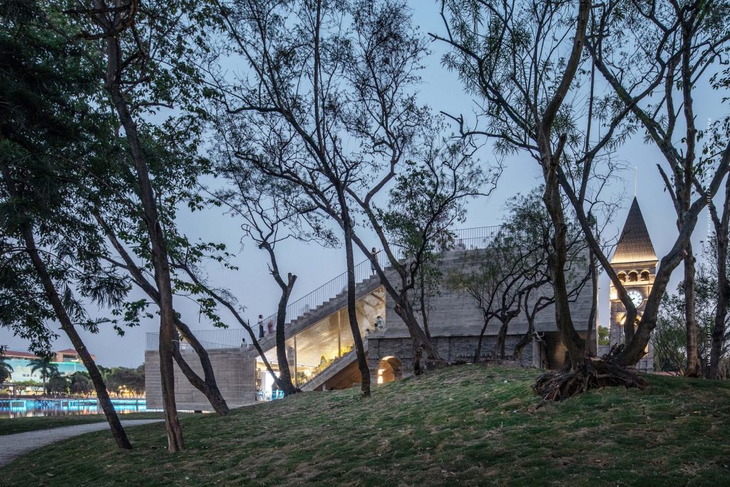 Mengzi NSAU Bookstore นร้านหนังสือใต้ทางเดิน สวนสาธารณะ ริมทะเลสาบ ประเทศจีน