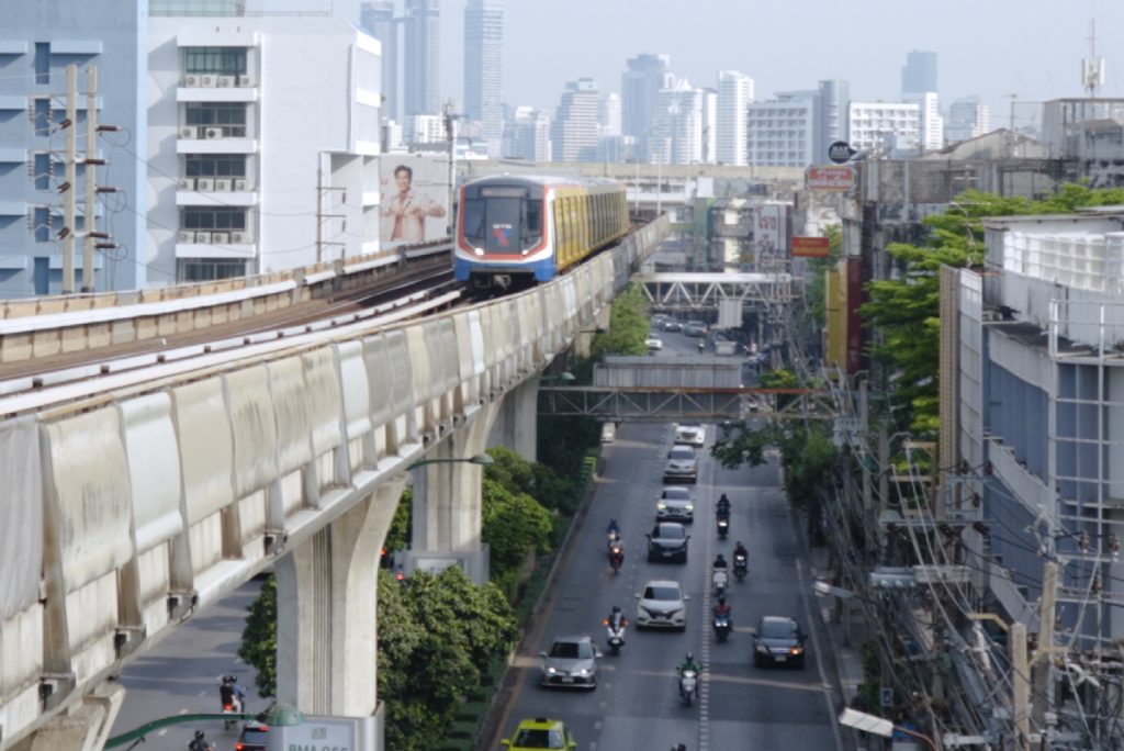 เมือง กรุงเทพ ความเหงา การขาดพื้นที่สาธารณะ Otterlone.BKK ธีสิส senior project คณะนิเทศศาสตร์ จุฬาลงกรณ์มหาวิทยาลัย รถไฟฟ้า