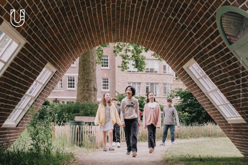A Week at the Knees London Alex Chinneck Clerkenwell Design Week 2025 Charterhouse สวนสาธารณะ งานศิลปะ ประติมากรรม