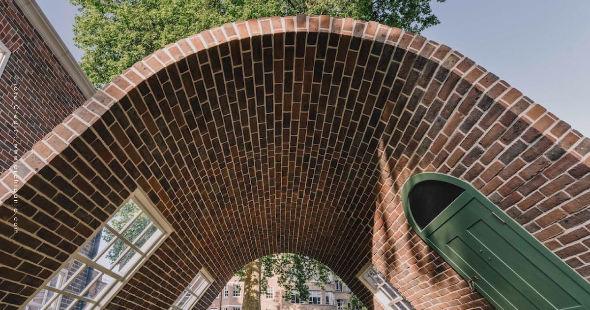 A Week at the Knees London Alex Chinneck Clerkenwell Design Week 2025 Charterhouse สวนสาธารณะ งานศิลปะ ประติมากรรม