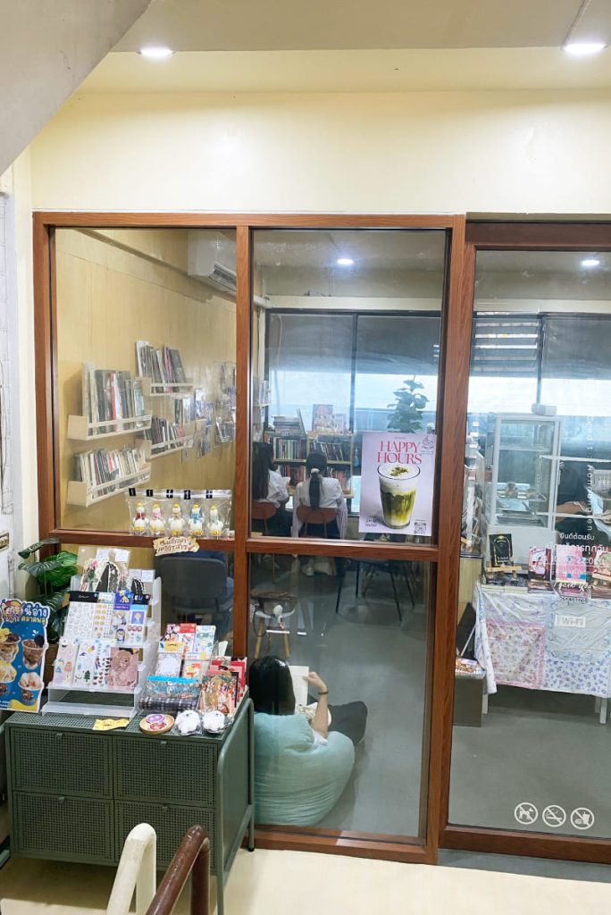 ฮ่งนั่งเล่น ร้านหนังสือ คาเฟ่ ห้องสมุด เจริญกรุง หนังสือ