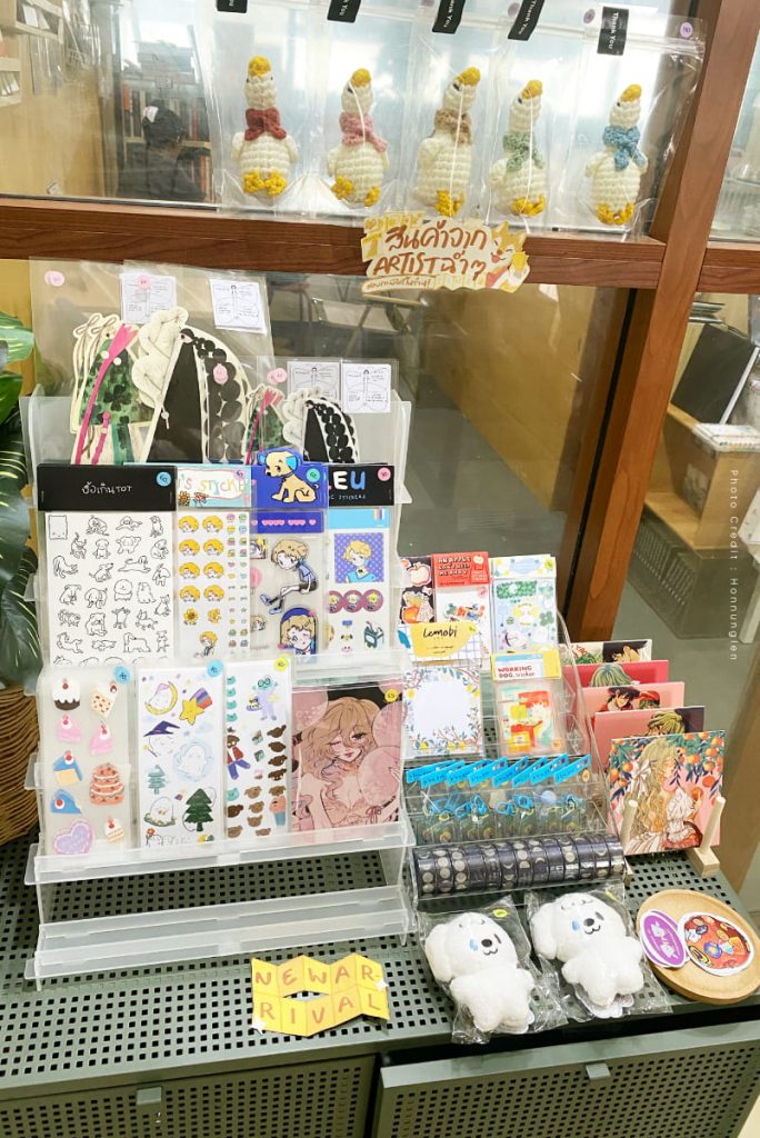 ฮ่งนั่งเล่น ร้านหนังสือ คาเฟ่ ห้องสมุด เจริญกรุง หนังสือ