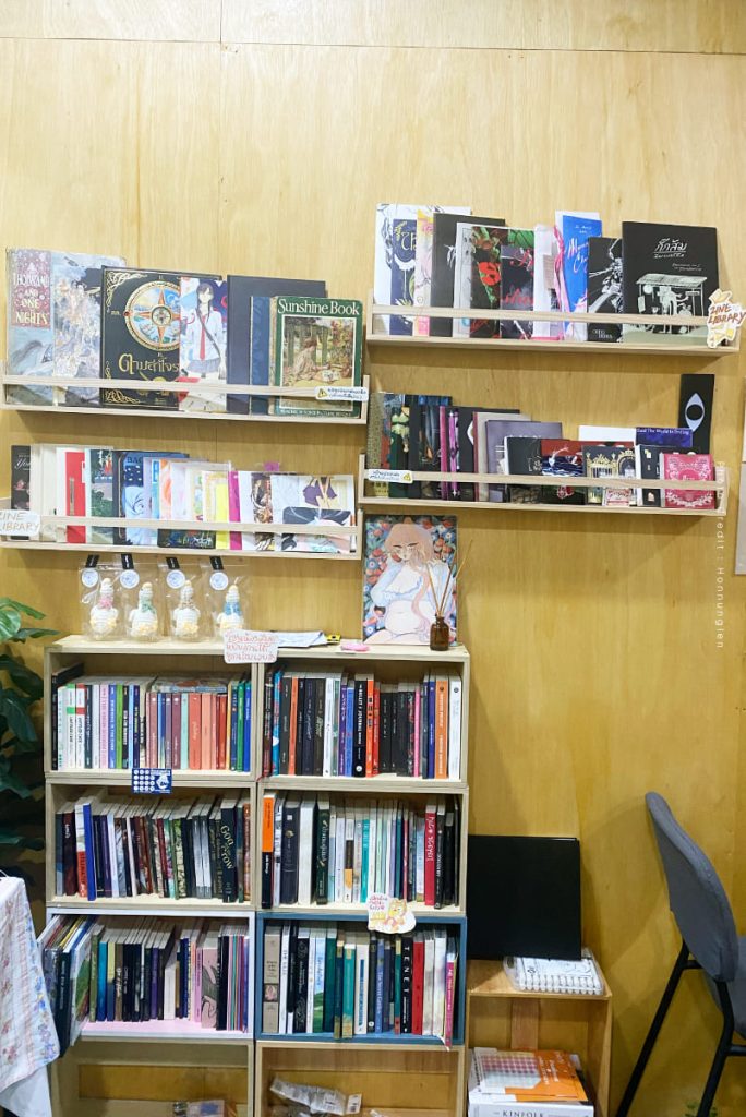 ฮ่งนั่งเล่น ร้านหนังสือ คาเฟ่ ห้องสมุด เจริญกรุง หนังสือ