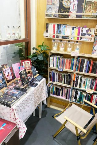 ฮ่งนั่งเล่น ร้านหนังสือ คาเฟ่ ห้องสมุด เจริญกรุง หนังสือ