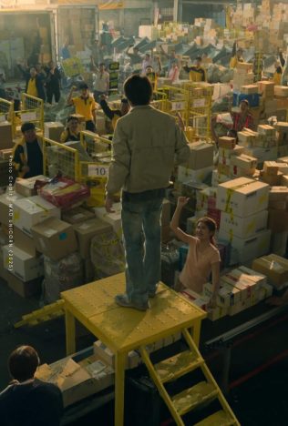 สงคราม ส่งด่วน แฟลชเอ็กซ์เพรส Flash Express Mad Unicorn Netflix ไก่ ณฐพล บุญประกอบ ไอซ์ซึ - ณัฐรัตน์ นพรัตยาภรณ์ พีช - พชร จิราธิวัฒน์ ดร.พลัง โลกศิลป์ เจนเย่ - เมธิกา จีรนรภัทร ส่งของ พัสดุ