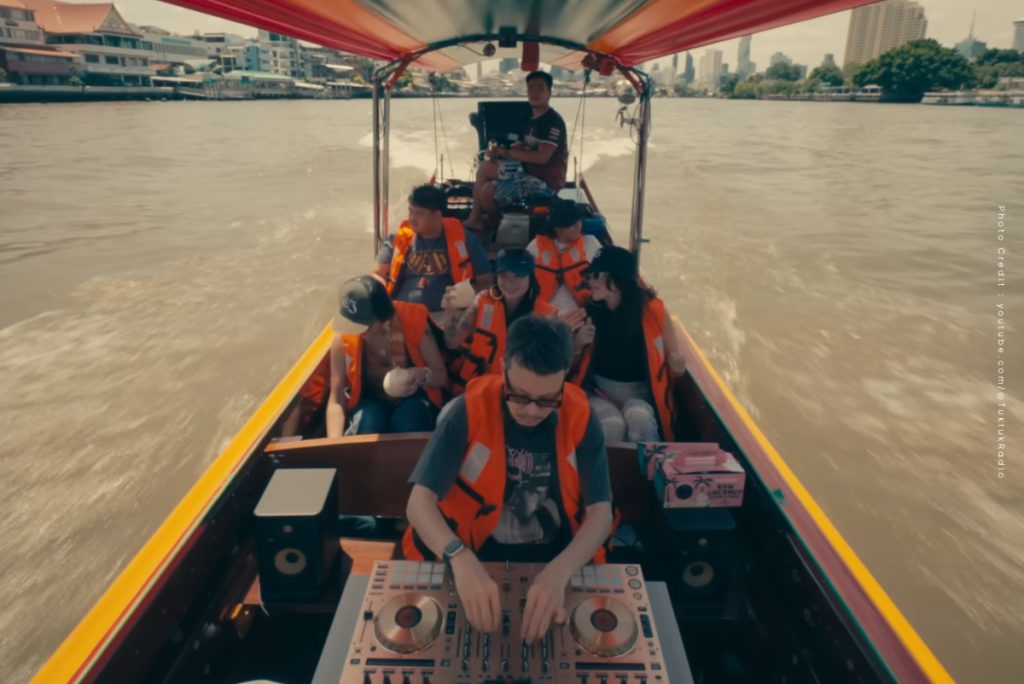 Tuktuk Radio ดีเจมิกซ์เพลงบนรถตุ๊กตุ๊ก ตะลุยรอบกรุงเทพฯ