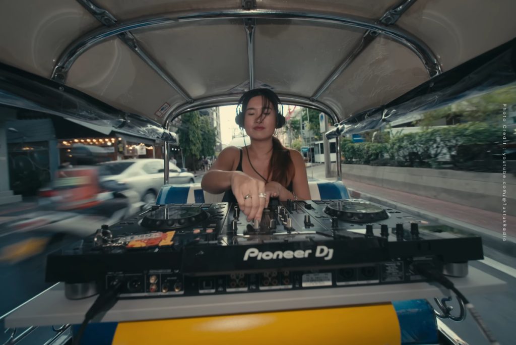 Tuktuk Radio ดีเจมิกซ์เพลงบนรถตุ๊กตุ๊ก ตะลุยรอบกรุงเทพฯ