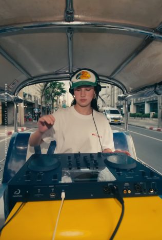 Tuktuk Radio ดีเจมิกซ์เพลงบนรถตุ๊กตุ๊ก ตะลุยรอบกรุงเทพฯ