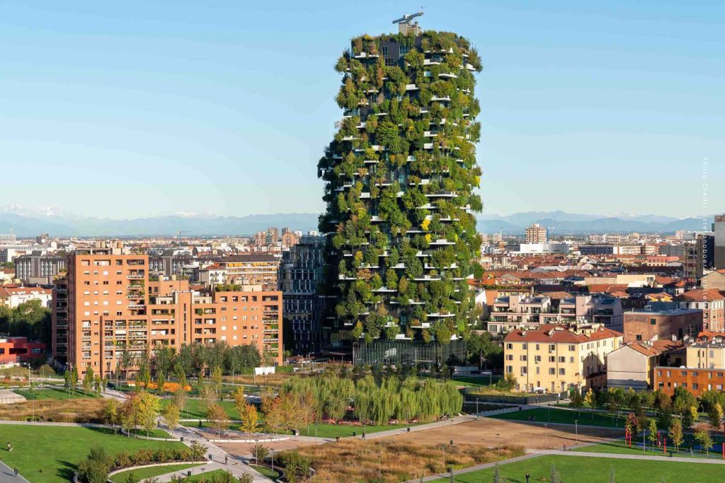 Bosco Verticale และย่าน Isola ป่าแนวตั้งและพื้นที่สาธารณะของเมือง ที่ตั้งใจออกแบบให้คนออกมาใช้เวลานอกบ้านมากขึ้น ตึกสูง อิตาลี มิลาน พื้นที่สีเขียว สวน