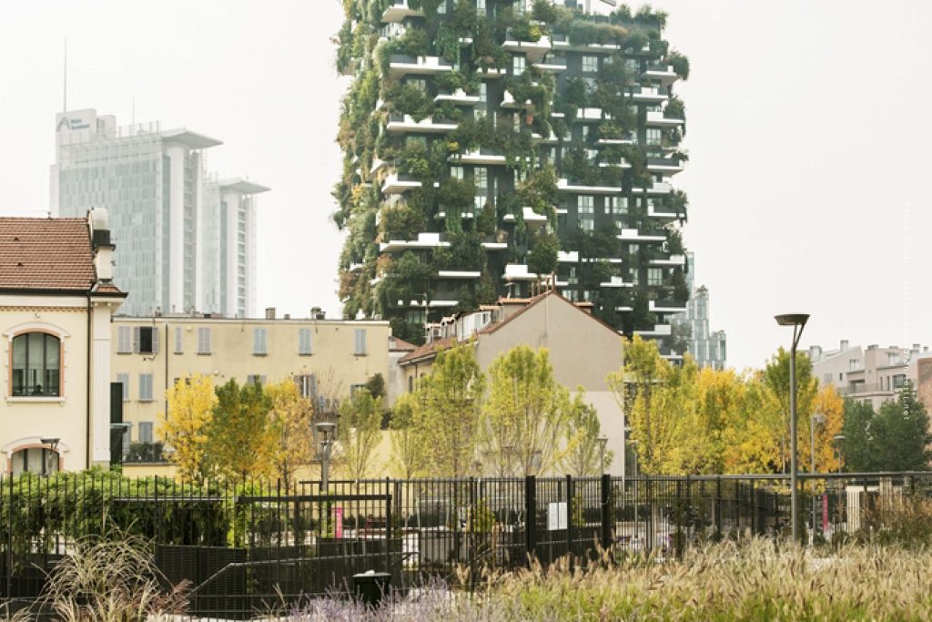 Bosco Verticale และย่าน Isola ป่าแนวตั้งและพื้นที่สาธารณะของเมือง ที่ตั้งใจออกแบบให้คนออกมาใช้เวลานอกบ้านมากขึ้น ตึกสูง อิตาลี มิลาน พื้นที่สีเขียว สวน