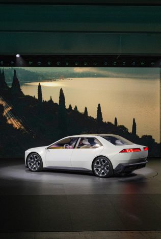 Road to Neue Klasse ครั้งแรกในไทยของรถยนต์ต้นแบบแห่งอนาคต BMW VISION NEUE KLASSE วันที่ 8 - 12 ตุลาคม 2568 Central Embassy ชั้น G