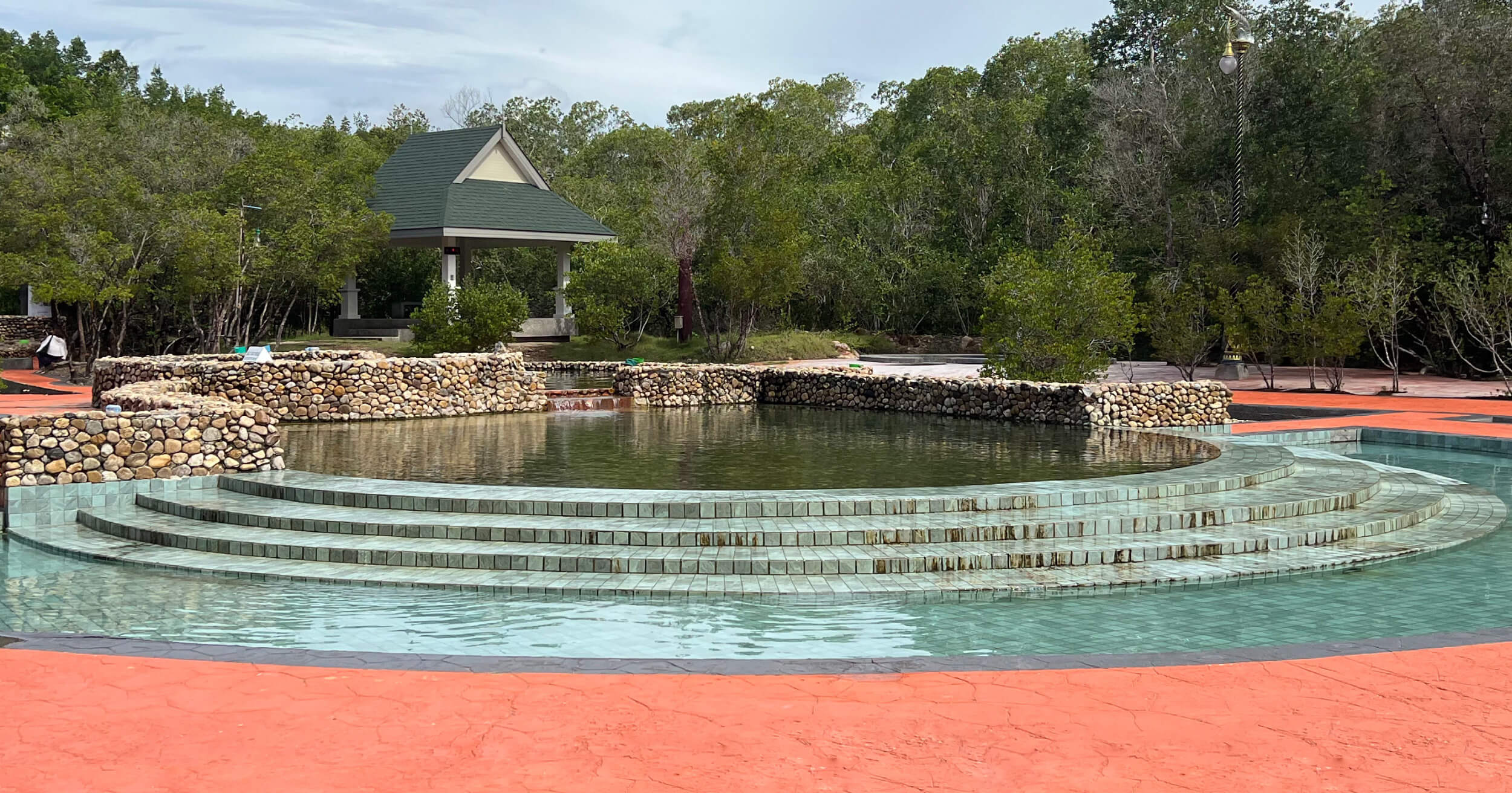 น้ำพุร้อนเค็มคลองท่อม น้ำพุร้อน น้ำเค็ม จังหวัดกระบี่ ที่เดียวในประเทศไทย อำเภอคลองท่อม แหล่งท่องเที่ยวเชิงสุขภาพ ยั่งยืน ธรรมชาติ